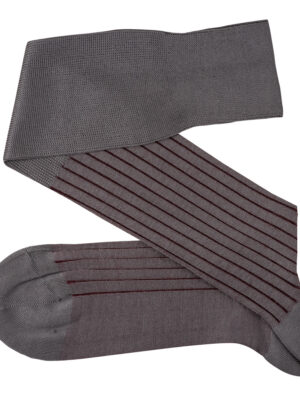 Chaussettes en fil d'Écosse gris vanisé à rayures bordeaux