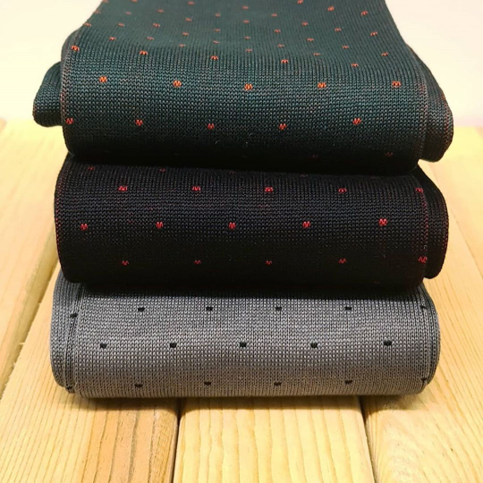 Chaussettes en fil d’Écosse noir à pois rouges