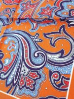 Pochette de costume bleue et orange Paisley en soie